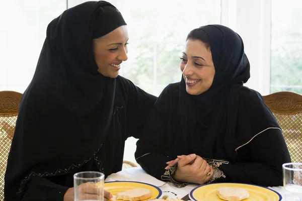 Due donne mediorientali che si godono un pasto in un ristorante — Foto Stock