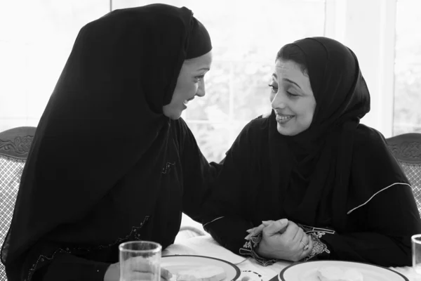 Δύο γυναίκες Μέσης Ανατολής που απολαμβάνοντας ένα γεύμα — Φωτογραφία Αρχείου