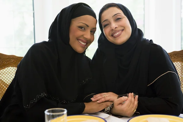 Duas mulheres do Oriente Médio desfrutando de uma refeição — Fotografia de Stock