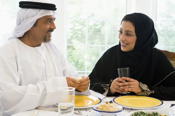 Um casal do Oriente Médio desfrutando de uma refeição — Fotografia de Stock