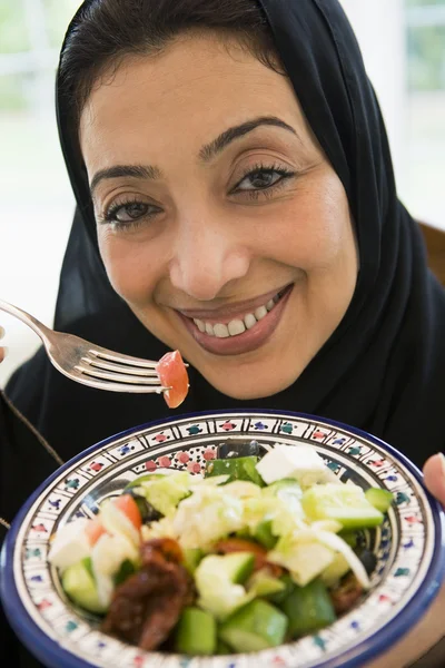 Ortadoğulu Bir Kadın Ile Bir Tabak Salata — Stok fotoğraf