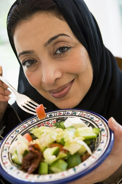 Une femme du Moyen-Orient avec une assiette de salade — Photo
