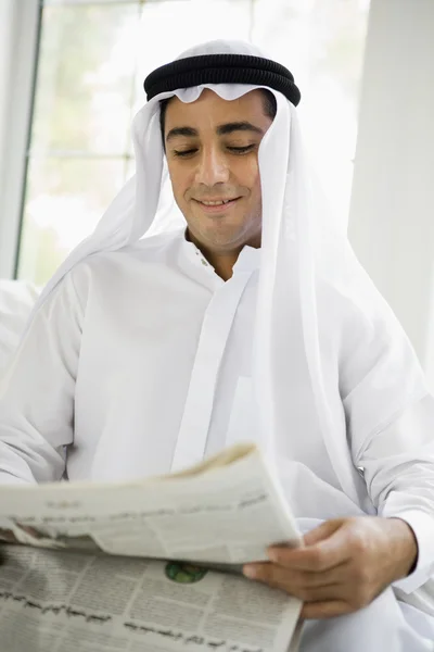 Ένας Άνθρωπος Μέσης Ανατολής Που Διαβάζει Εφημερίδα — Φωτογραφία Αρχείου