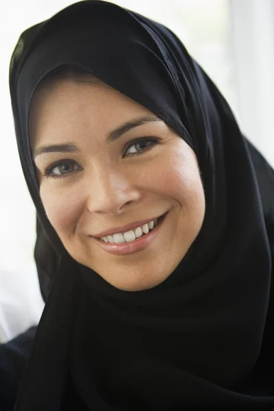 Retrato de uma mulher do Oriente Médio vestindo um hijab preto — Fotografia de Stock