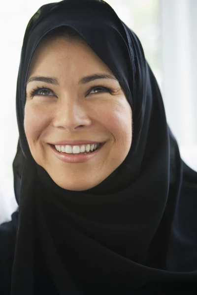 戴着黑色的头巾中东女子肖像 — 图库照片