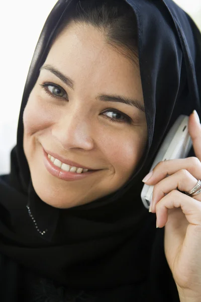 Bliskiego Wschodu kobieta rozmowy na telefon komórkowy — Zdjęcie stockowe