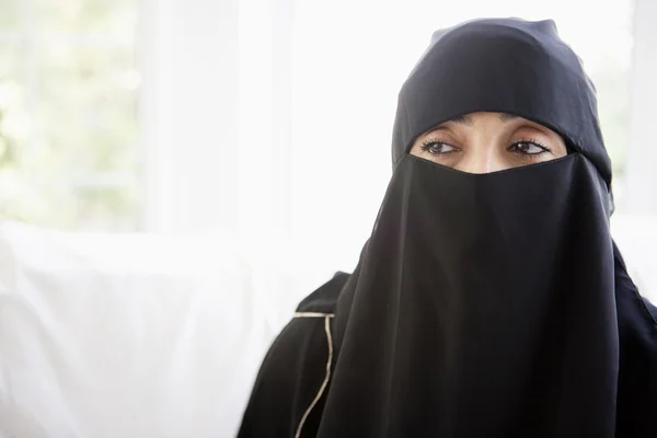 Retrato de uma mulher do Oriente Médio vestindo um hijab preto — Fotografia de Stock
