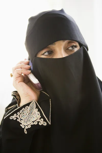 Mellemøstlig Kvinde Taler Mobiltelefon - Stock-foto
