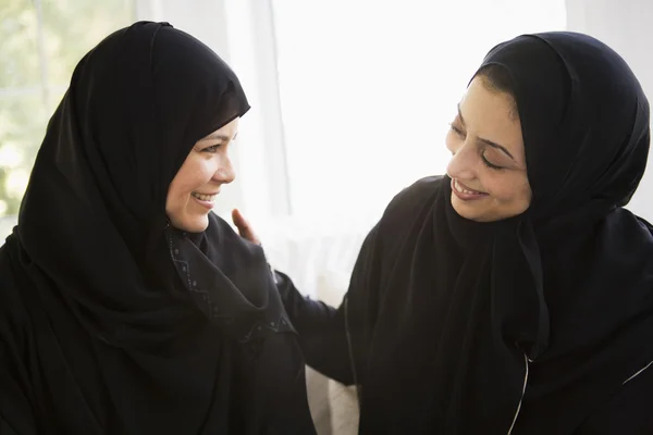 Duas mulheres do Oriente Médio conversando juntas — Fotografia de Stock