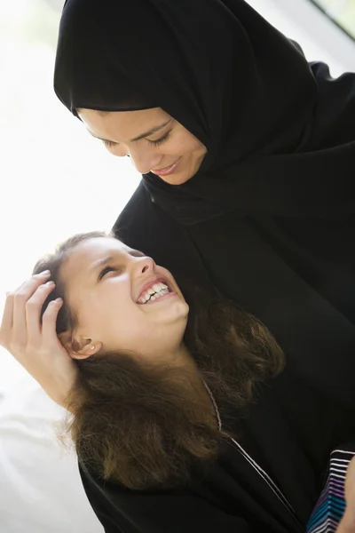 中东女人与她的女儿 — 图库照片