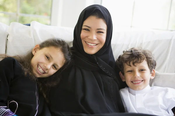 Uma Mulher Oriente Médio Com Seus Filhos — Fotografia de Stock