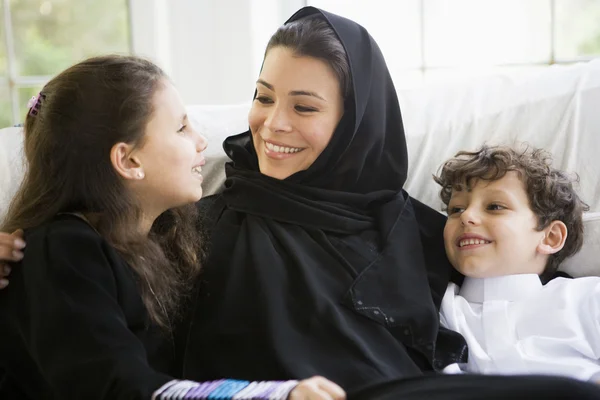 Een Midden Oosten Vrouw Met Haar Kinderen — Stockfoto