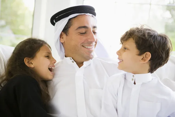 Ближневосточный мужчина со своими детьми — стоковое фото
