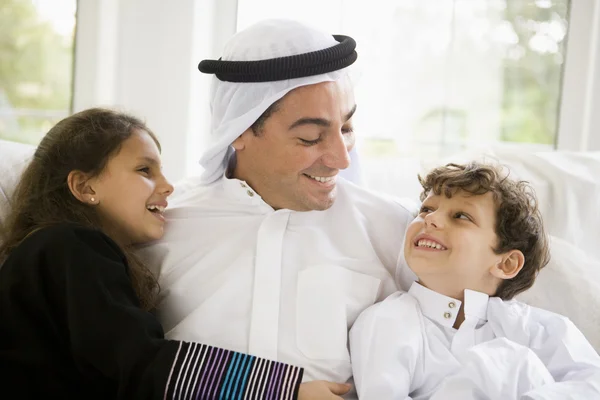 Άντρας Μέσης Ανατολής με τα παιδιά του — Φωτογραφία Αρχείου
