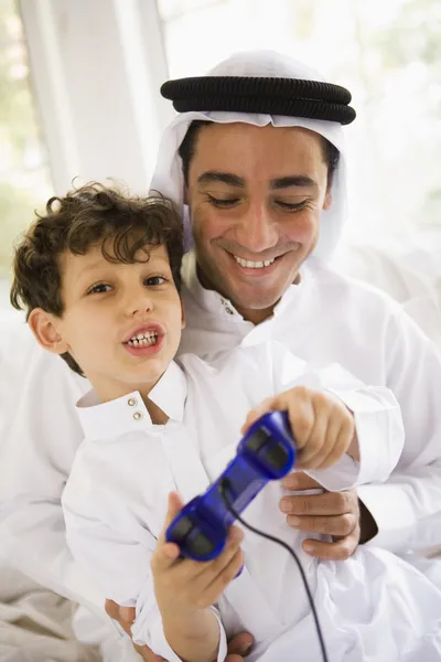 Padre Hijo Oriente Medio Jugando Videojuego Juntos — Foto de Stock