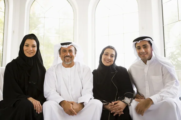 一緒に座っている中東の家族の肖像画 — ストック写真