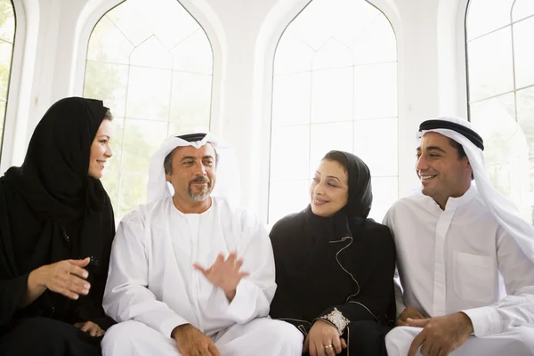 Una familia de Oriente Medio sentados juntos — Foto de Stock