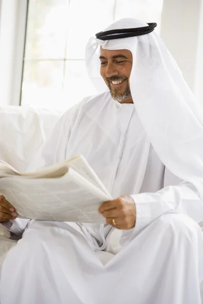 Een Midden Oosten Man Lezen Van Een Krant — Stockfoto