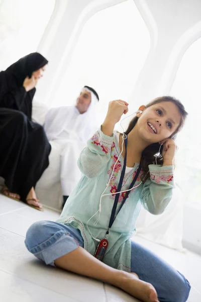 Orta Doğu bir kız için bir mp3 çalar dinlemek — Stok fotoğraf