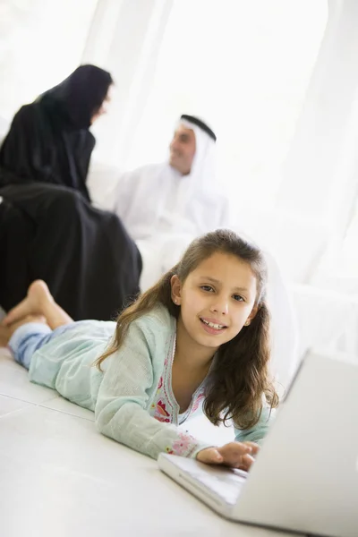 Девушка Ближнего Востока Лежит Полу Ноутбуком — стоковое фото