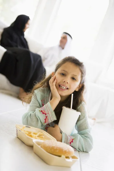 ファーストフードのハンバーガーの食事を楽しんでいる中東の女の子 — ストック写真