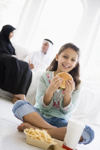 Egy közel-keleti lány élvezi egy gyors étkezés burger — Stock Fotó