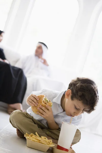 Menino Oriente Médio Desfrutando Uma Refeição Hambúrguer Fast Food — Fotografia de Stock