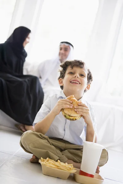 Bir fast food burger yemek keyfi bir Orta Doğu çocuk — Stok fotoğraf