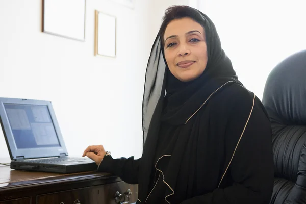 Middle Eastern Woman Sitting Front Computer Home — Stock Photo, Image