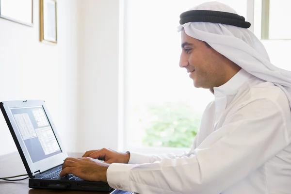 Bliskiego Wschodu Człowiek Siedzi Przed Komputerem Domu — Zdjęcie stockowe