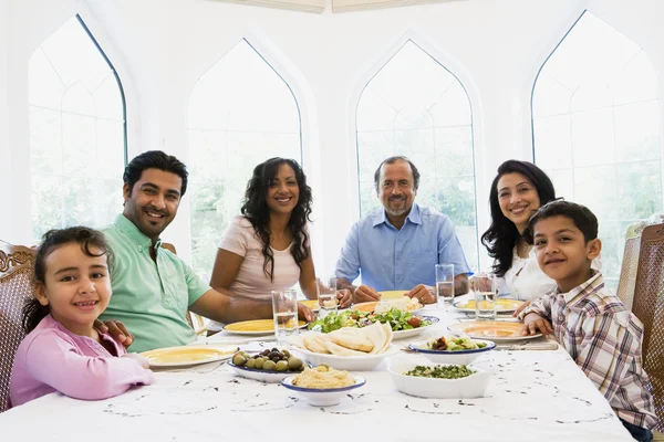 Uma Família Médio Oriente Desfrutando Uma Refeição Juntos — Fotografia de Stock
