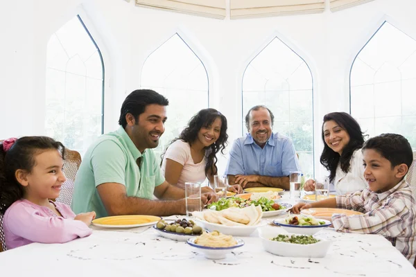 Uma família do Médio Oriente desfrutando de uma refeição juntos — Fotografia de Stock