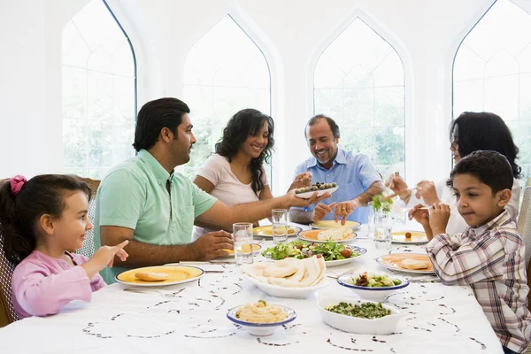 中东的家人一起享受一顿饭 — 图库照片