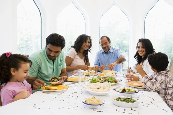 Une famille du Moyen-Orient dégustant un repas ensemble — Photo