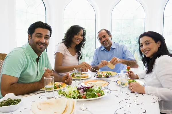 Une Famille Moyen Orient Dégustant Repas Ensemble — Photo