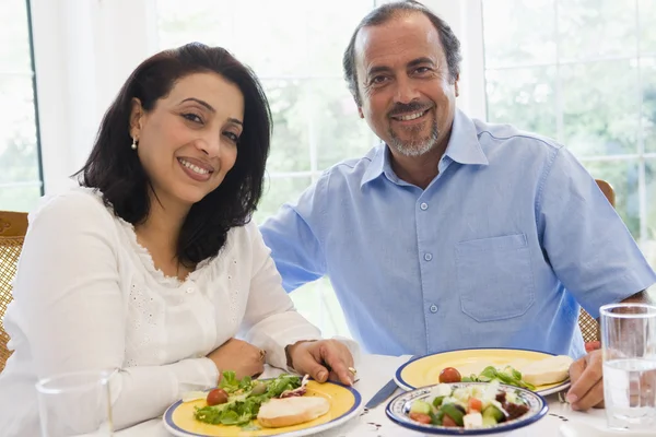 Couple Moyen Oriental Dégustant Repas Ensemble — Photo