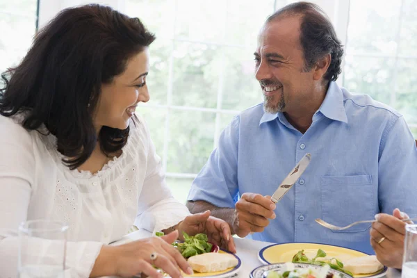 Una pareja de Oriente Medio disfrutando de una comida juntos —  Fotos de Stock