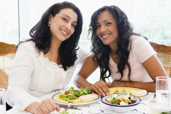 Zwei Frauen Genießen Eine Gemeinsame Mahlzeit — Stockfoto