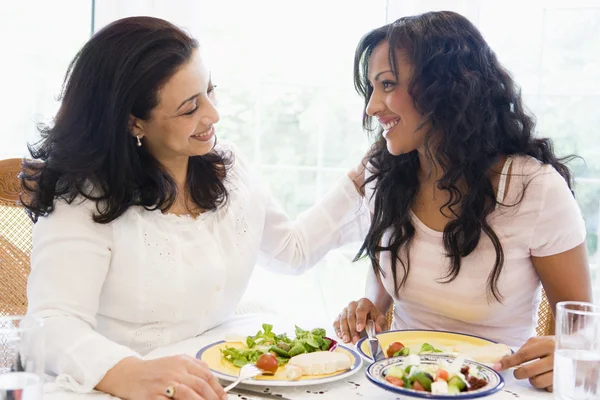 Дві Жінки Насолоджуються Їжею Разом — стокове фото