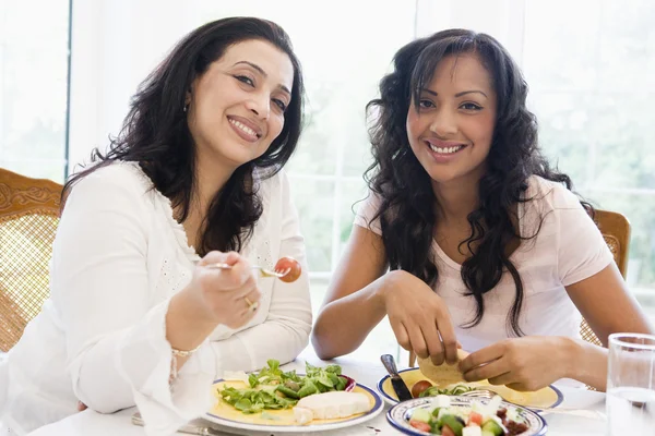 Dvě ženy, které se těší na jídlo společně — Stock fotografie