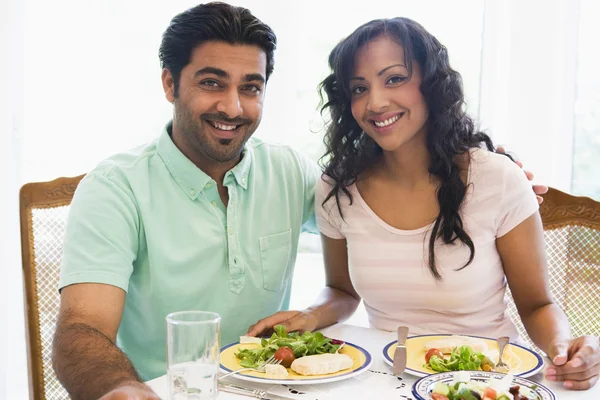 Una pareja de Oriente Medio disfrutando de una comida juntos — Foto de Stock