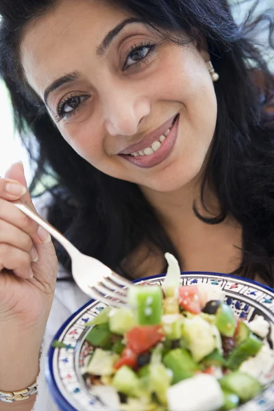 Uma mulher do Médio Oriente segurando uma salada até a câmera — Fotografia de Stock