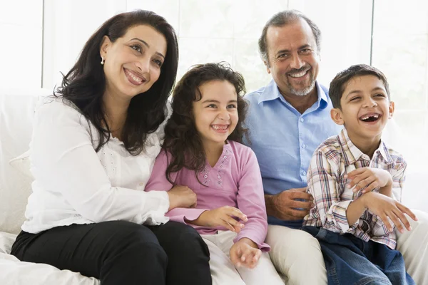 Een Midden-Oosten koppel dat met hun kleinkinderen — Stockfoto