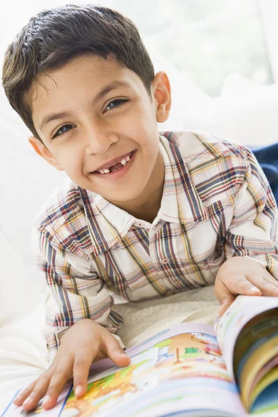 Um menino do Oriente Médio lendo um livro — Fotografia de Stock