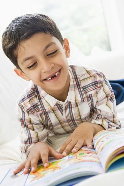 Bliskiego Wschodu Chłopiec Czytanie Książki — Zdjęcie stockowe