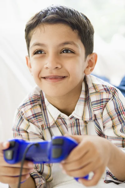 Un ragazzo mediorientale che gioca a un videogioco — Foto Stock