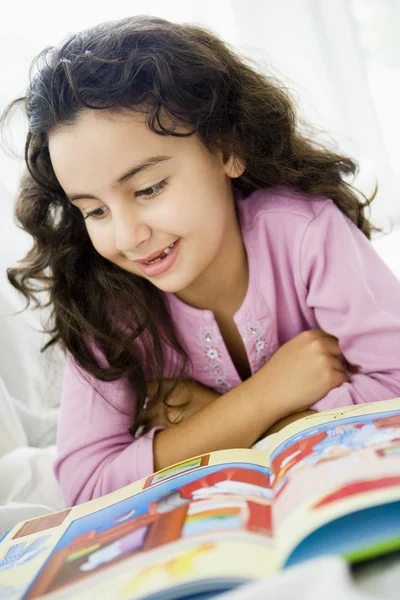 Μια Μεσο-Ανατολική κορίτσι διαβάζοντας ένα βιβλίο — Φωτογραφία Αρχείου