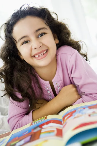 本を読んで中東の女の子 — ストック写真
