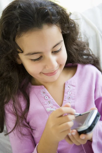 Una chica de Oriente Medio usando un PDA — Foto de Stock