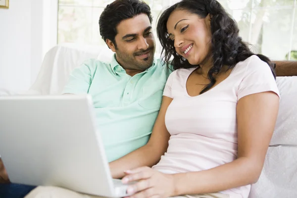 Um casal do Oriente Médio sentado com um laptop — Fotografia de Stock